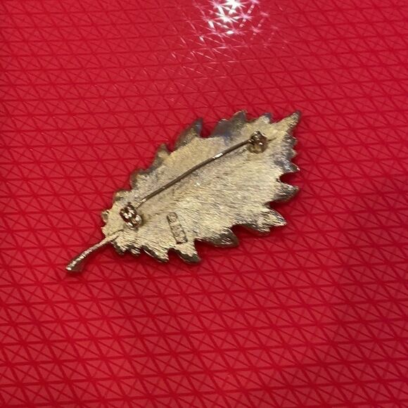 Vintage Signed BSK silver-tone leaf brooch/pin - Picture 3 of 4